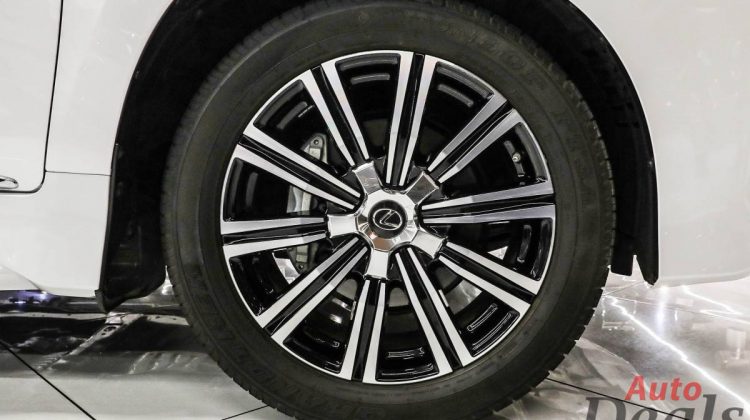 Lexus LX 570 Premier | 2021 – GCC | Ultra Low Mileage | With Warranty – Service Contract