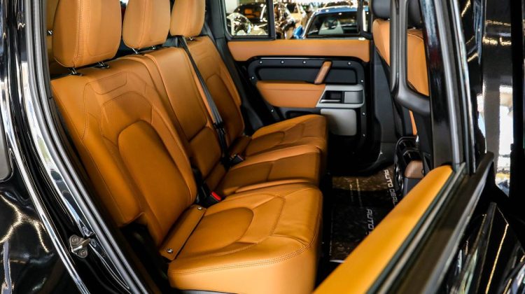 Land Rover Defender 130 HSE P400 | 2023 – GCC – Warranty & Service Contract Available | 3.0L i6