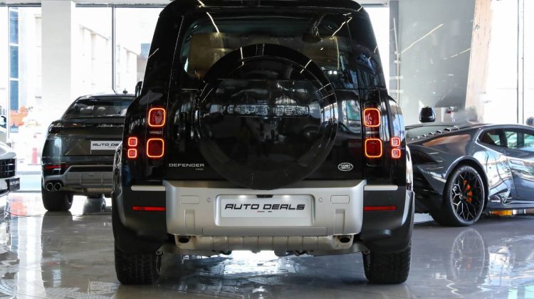 Land Rover Defender 130 HSE P400 | 2023 – GCC – Warranty & Service Contract Available | 3.0L i6
