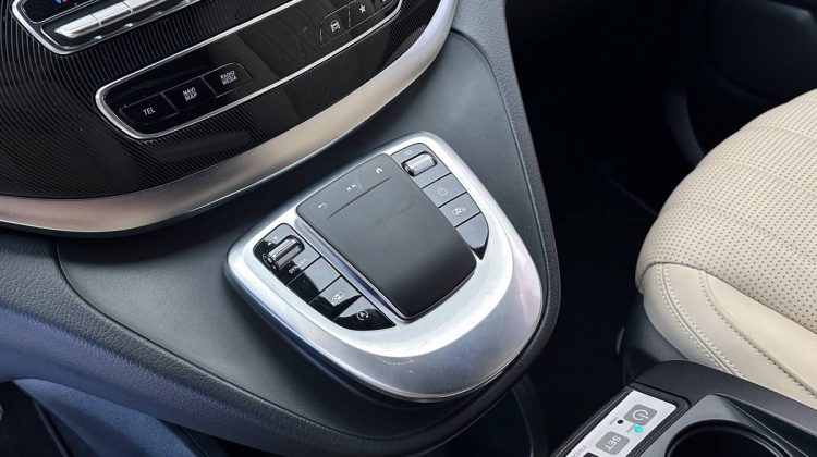 Mercedes Benz Viano V250 V-Line Falcon | 2020 – GCC | 2.0L i4