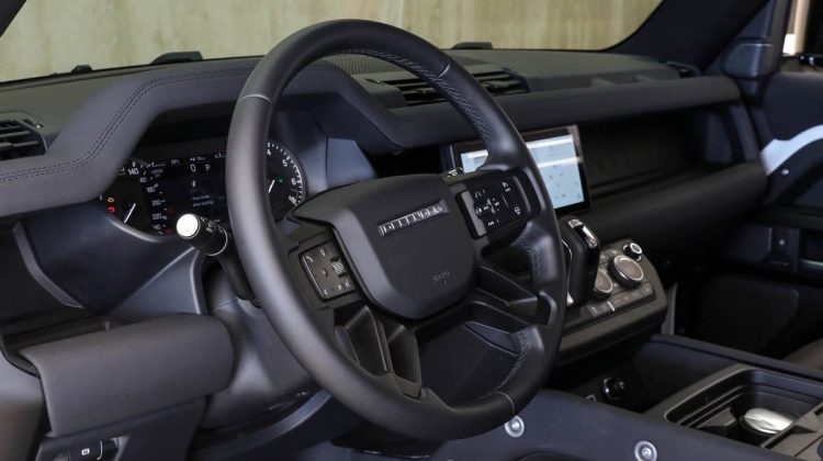 Land Rover Defender 90 SE P300 | 2023 – GCC – Warranty And Service Contract Available | 2.0L i4