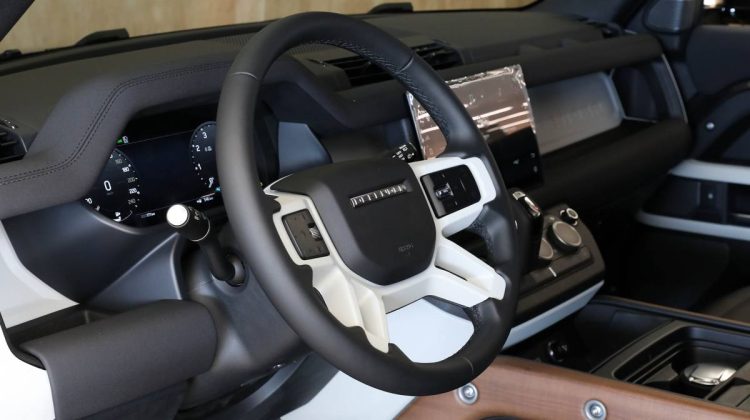 Land Rover Defender 110 SE P300 | BRAND NEW | 2022 – GCC – Warranty And Service Contract Available | 2.0L i4