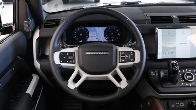 Land Rover Defender 110 SE P300 | BRAND NEW | 2022 – GCC – Warranty And Service Contract Available | 2.0L i4