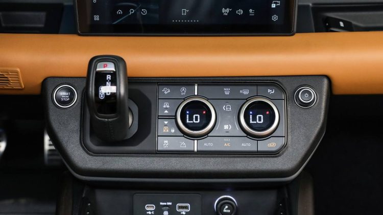 Land Rover Defender 90 X P 400 | 2021 – GCC – Under Warranty and Service Contract | 3.0L i6