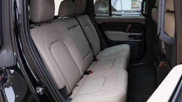 Land Rover Defender 110 SE P400 | 2023 – GCC – Under Warranty and Service Contract | 3.0L i6