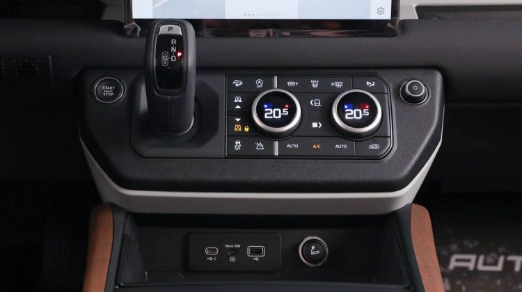 Land Rover Defender 110 SE P300 | BRAND NEW | 2022 – GCC – Warranty And Service Contract Available | 2.0L i4