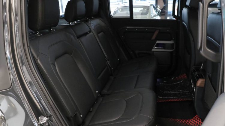 Land Rover Defender 110 SE P300 | BRAND NEW | 2022 – GCC – Warranty And Service Contract Available | 2.0L i4