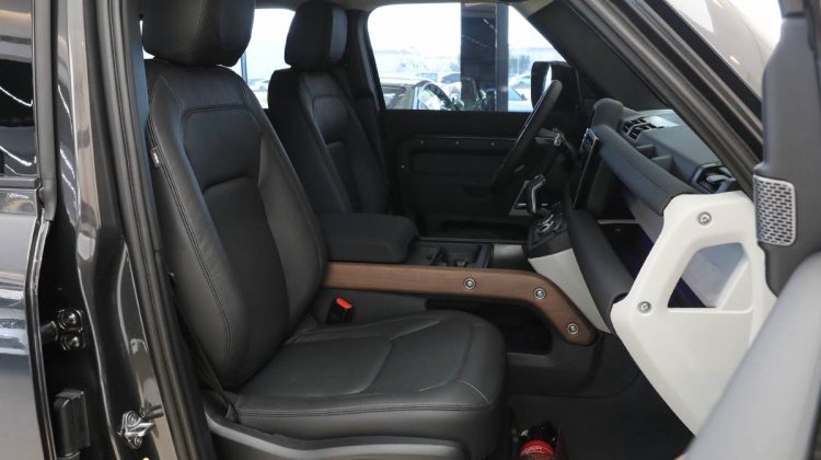 Land Rover Defender 110 SE P300 | BRAND NEW | 2022 – GCC – Warranty And Service Contract Available | 2.0L i4