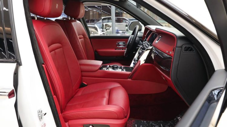 Rolls Royce Cullinan Black Badge | 2019 – GCC – Perfect Condition – Starlight | 6.75L V12
