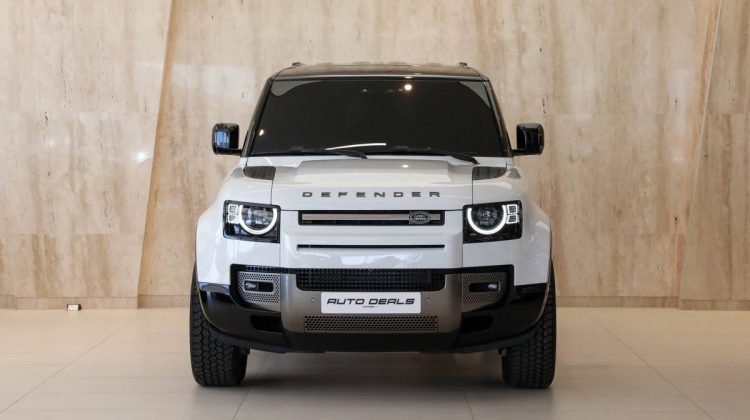 Land Rover Defender 90 SE P300 | 2023 – GCC – Warranty And Service Contract Available | 2.0L i4