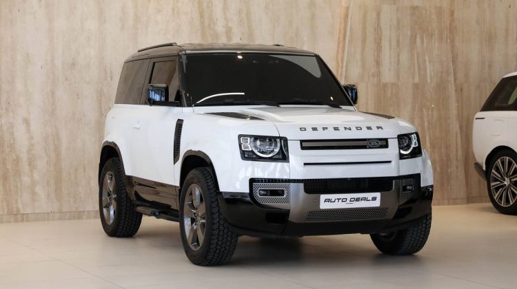 Land Rover Defender 90 SE P300 | 2023 – GCC – Warranty And Service Contract Available | 2.0L i4