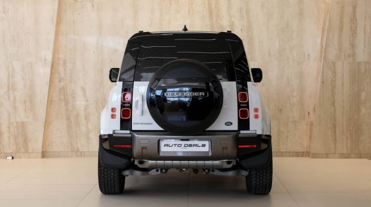 Land Rover Defender 90 SE P300 | 2023 – GCC – Warranty And Service Contract Available | 2.0L i4