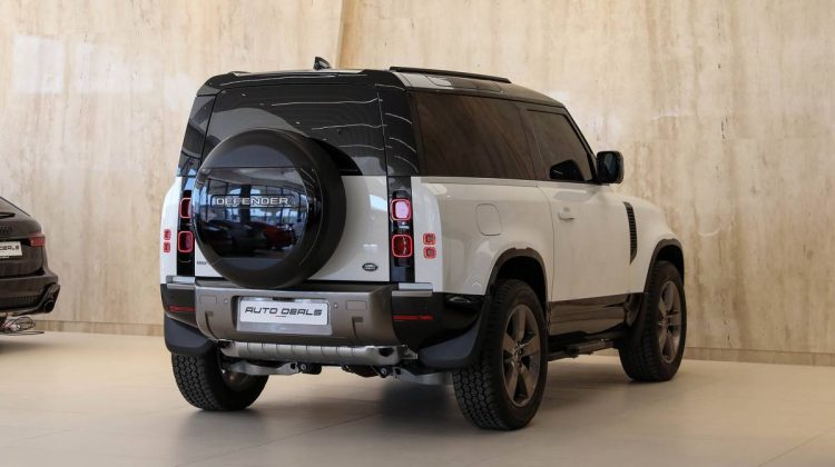 Land Rover Defender 90 SE P300 | 2023 – GCC – Warranty And Service Contract Available | 2.0L i4