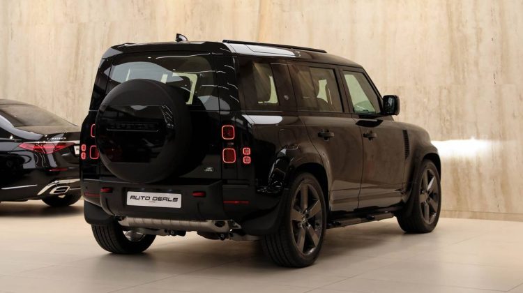 Land Rover Defender 110 SE P400 | 2023 – GCC – Under Warranty and Service Contract | 3.0L i6