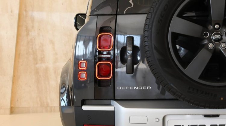 Land Rover Defender 110 SE P300 | BRAND NEW | 2022 – GCC – Warranty And Service Contract Available | 2.0L i4