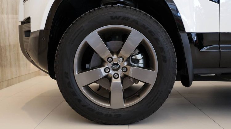 Land Rover Defender 90 SE P300 | 2023 – GCC – Warranty And Service Contract Available | 2.0L i4