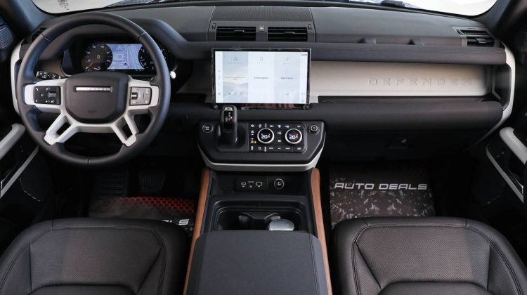 Land Rover Defender 110 SE P300 | BRAND NEW | 2022 – GCC – Warranty And Service Contract Available | 2.0L i4