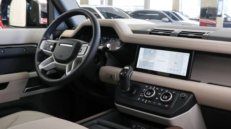 Land Rover Defender 110 SE P 300 | 2023 – GCC – Under Warranty And Service Contract | 2.0L i4