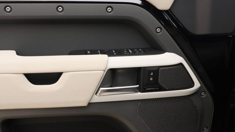 Land Rover Defender 110 SE P 300 | 2023 – GCC – Under Warranty And Service Contract | 2.0L i4