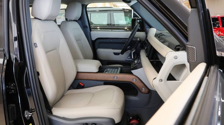 Land Rover Defender 110 SE P 300 | 2023 – GCC – Under Warranty And Service Contract | 2.0L i4
