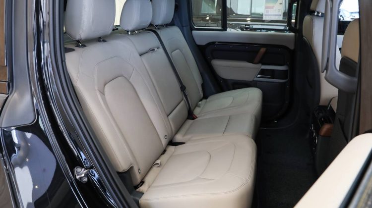 Land Rover Defender 110 SE P 300 | 2023 – GCC – Under Warranty And Service Contract | 2.0L i4