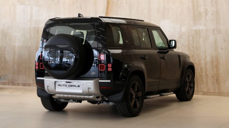 Land Rover Defender 110 SE P 300 | 2023 – GCC – Under Warranty And Service Contract | 2.0L i4