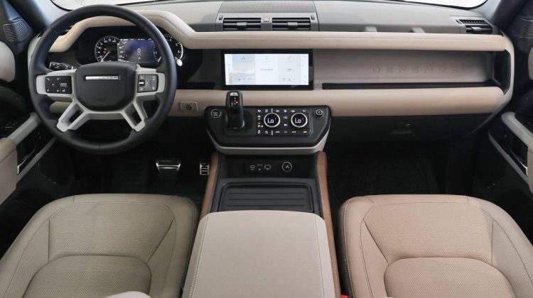 Land Rover Defender 110 SE P 300 | 2023 – GCC – Under Warranty And Service Contract | 2.0L i4