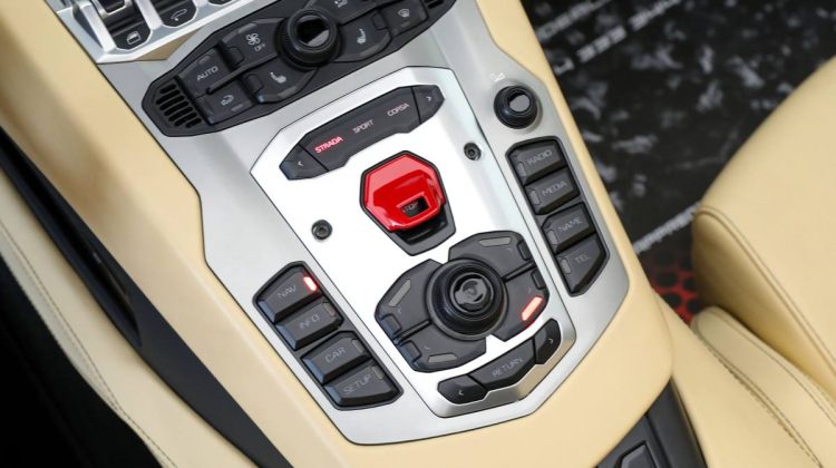 Lamborghini Aventador Roadster | 2014 – GCC – Perfect Condition – Low Mileage | 6.5L V12