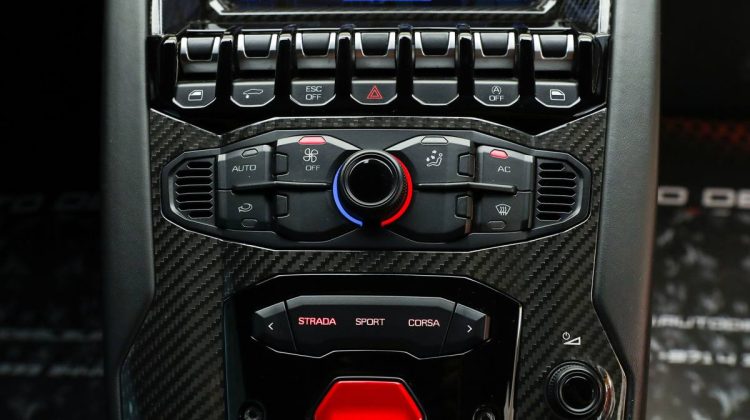 Lamborghini Aventador SV LP-750-4 | 2016 – GCC – Service History – Giallo Midas – Perfect Condition