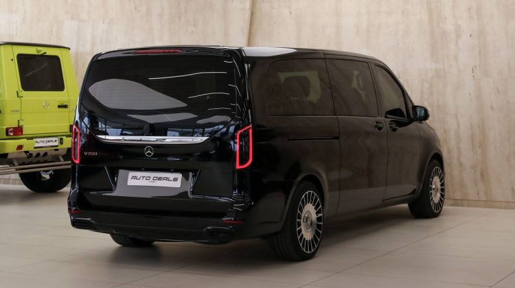 Mercedes Benz Viano V 250 Maybach | 2022 – GCC – Brand New – Indulge in Timeless Luxury Van | 2.0L i4