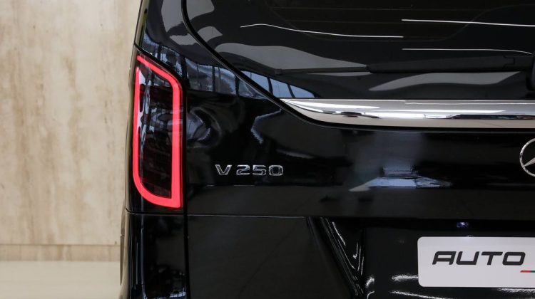 Mercedes Benz Viano V 250 Maybach | 2022 – GCC – Brand New – Indulge in Timeless Luxury Van | 2.0L i4