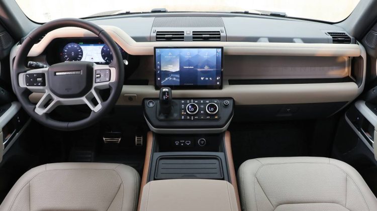 Land Rover Defender 110 SE P300 | 2023 – GCC – Under Warranty – Brand New | 2.0L i4