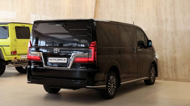 Toyota Granvia Premium | 2022 – GCC – Perfect Condition | 2.8 i4