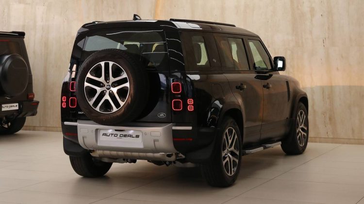 Land Rover Defender 110 SE P300 | 2023 – GCC – Under Warranty – Brand New | 2.0L i4