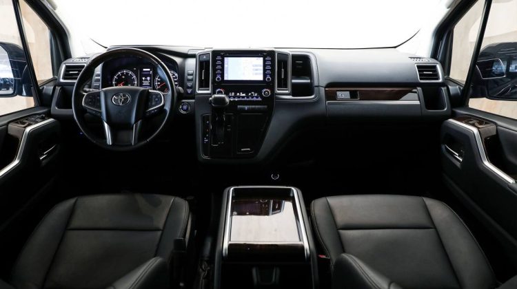 Toyota Granvia Premium | 2022 – GCC – Perfect Condition | 2.8 i4